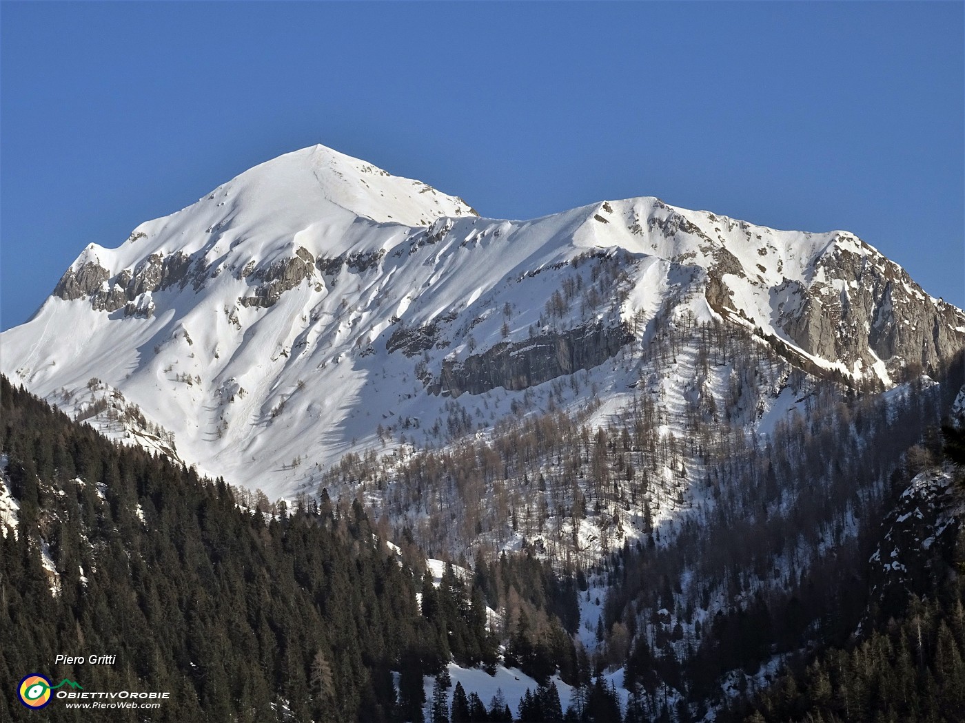 80 Il Monte Cavallo (2323 m) nella calda luce del tardo pomeriggio .JPG -                                